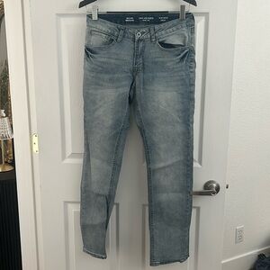 Discontinued Van Huesen Never Tuck Slim Lightwash Blue Jeans 30X32